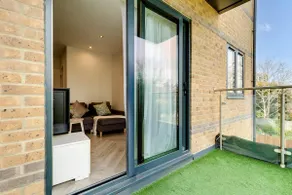Stylish and Cosy 2 bedroom flat in Croydon - Image 5