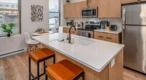 Prime OTR, 3 Lux Queen Beds, Two 55in TVs, Steps to TQL, Findlay Market, Light Rail, Fast Wifi - Image 3
