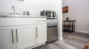 Cali King Size One Bedroom Luxurious Suite in DTSD - Image 4