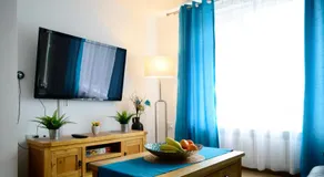 Modern house , Perfect for business trip & Families holiday or working proffesionals-5 min from M1 J25 , 500MB Wi-Fi , Netflix , Fully equiped kitchen , Asda supermarket 5 min walk , Free Secure parking with CCTV ,available monthly deals - Image 2