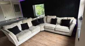 Stunning 2 Bed Flat With Games Table BHX NEC - Image 3