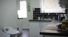 Spacious Double Room in Anfield - Image 3