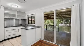 Full 5 room House at Riverview , 11 beds, 2 bathrooms - Image 3