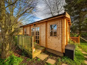 Pet-friendly chalet in Surlingham, No deposit - Image 5