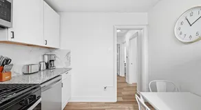 Dormont, Pittsburgh !A Spacious and Modern Private Bedroom with Shared Bathroom - Image 3