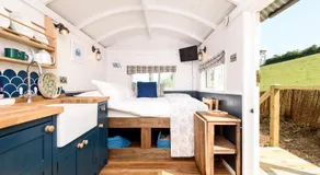 Luxury Coastal Shepherds Hut with hot tub, dining dome & a 5 Minute Walk to Pubs and Village - Image 2