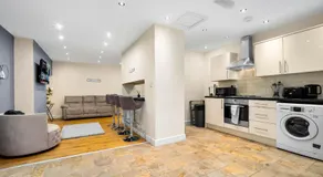 Harborne House, Perfect for Contractors & Families, sleeps 8 - Image 3