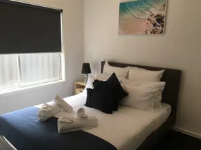 Sleek★Stylish★Modern★Netflix★Wifi,★near airport - Image 4