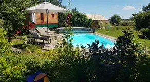 La Jolie Longère Fleurie Roulotte avec piscine et grand jardin - Image 5