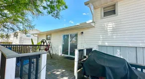 Luxurious Cottage With Full Yard Near The Beach - Image 5