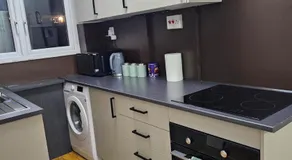 Three bedroom house with a park - Image 2