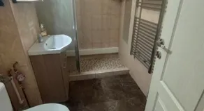 Hostel Florentin Camere Bai Comune acces bucatarie Cheap private rooms shared bathrooms kittchen laundry machine access Netflix - Image 2