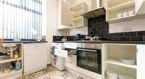 Comfortable 2BR House in Bolton Ideal for Work & Extended Stays - Image 4