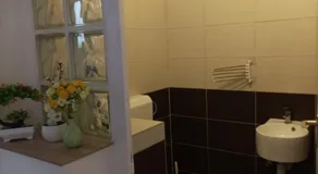 Kiskastély garzon, saját fürdőszobával és saját konyhával - Image 3