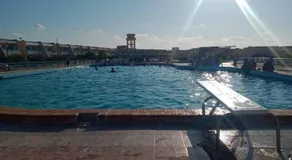 للإيجار في مطروح شاليه داخل قرية سياحية شاليه شايف البحر امتداد شاطئ الابيض البحر متاح لكن حمام السباحة هذا الصيف به أعمال صيانه 130 - Image 5