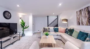 Spa Lodge - Stunning 3Bed Oasis, Driveway Parking, Garden - Image 2