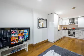 London 2 Bed Apartment With Free WiFi - Image 3