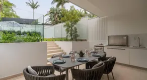 Bayside Luxury Retreat with Pool Near to Cronulla - Image 2
