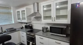Three bedroom house with a garden - Image 2