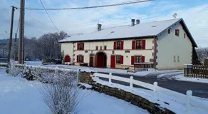 Gîte authentique avec terrasse couverte, 16 km de Gérardmer, 4 chambres, équipement bébé, Wi-Fi inclus - Image 1