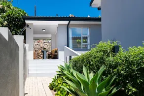 OceanBreeze50 Stylish Garden Route Stay in Central Mossel Bay - Image 4