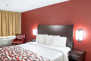 Red Roof Inn & Suites Middletown - Franklin - Image 3