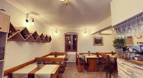 *Beautiful, centrally located studio apartment* - Image 3