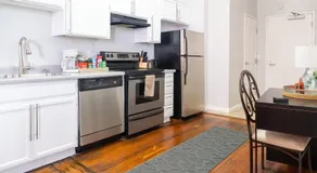 2BR Walk to Convention Center Free Parking - Image 4