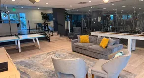 Hollywood Studio with Pool, Parking, Gym & Sign View - Image 3