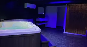 Mieuxqualhotel jacuzzi privatif La retro - Image 4