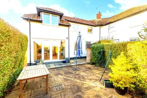 Spacious 4-Bed Home! WiFi ! Parking Great Location - Image 4