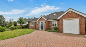 Comfortable 3-Bed Dormer Bungalow Family & Business Friendly - Image 4