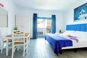 Riva Guest House Los Abrigos - Image 2