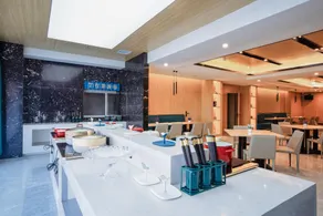 Starway Hotel Wenxi Swimming Pool - Image 5