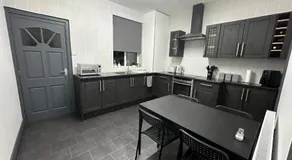 Modern 2 Bed near Turf Moor Football Stadium, Parks, Canal and Lake - Image 2