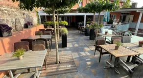 REINHARDTs HOTEL - Image 4