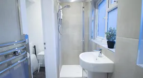 Luxury 4-Bed Terrace - 5 mins from Reading Station - Image 2