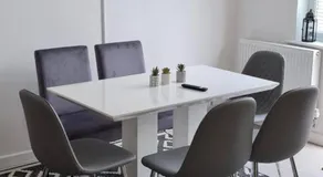 SHM Stays Leicester. Newly Renovated 15 min drive from City Centre University. 9 min Drive to Leicester City Stadium 5 min drive to M1 & M69. 2 min walk to bus stop. - Image 4
