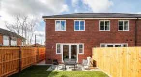 Perfect Booking 3 Bed with Spacious Parking & Garden - Image 4