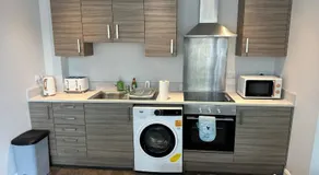 Melbourne House Apartment Near Train Station! - Image 3