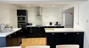 Heathcliff - 5 Bedroom House in Town Centre - Image 3
