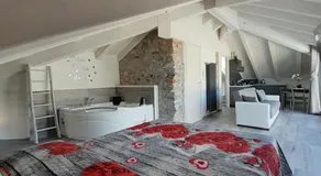 White suite - Jacuzzi, Swimming pool & Lake view - Image 5