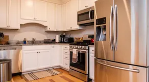 2 Bedroom Unit w Elevator & In-Unit Laundry - Image 4