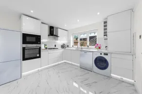 Supremely Posh 4-Bed Terraced Home Parking &Garden - Image 3