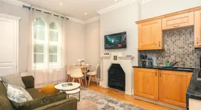 Windsor Heritage Stay, Gated Parking, Walk to Castle - Image 2