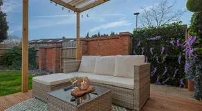 Luxury Heathrow House Garden Lounge 3Bed - Image 4