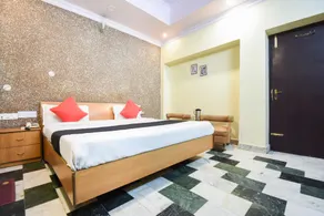 Capital O 10111 Hotel Roopa International - Image 4