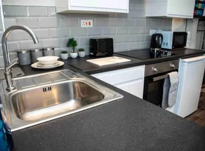 Central 1 BR Flat Near Hanley with Free Parking - Image 2