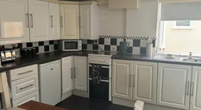 Large 4 bedroom house - Image 3
