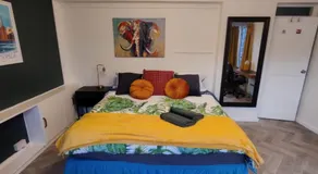 Spacious King Room near Victoria - Zone 1 - Image 5